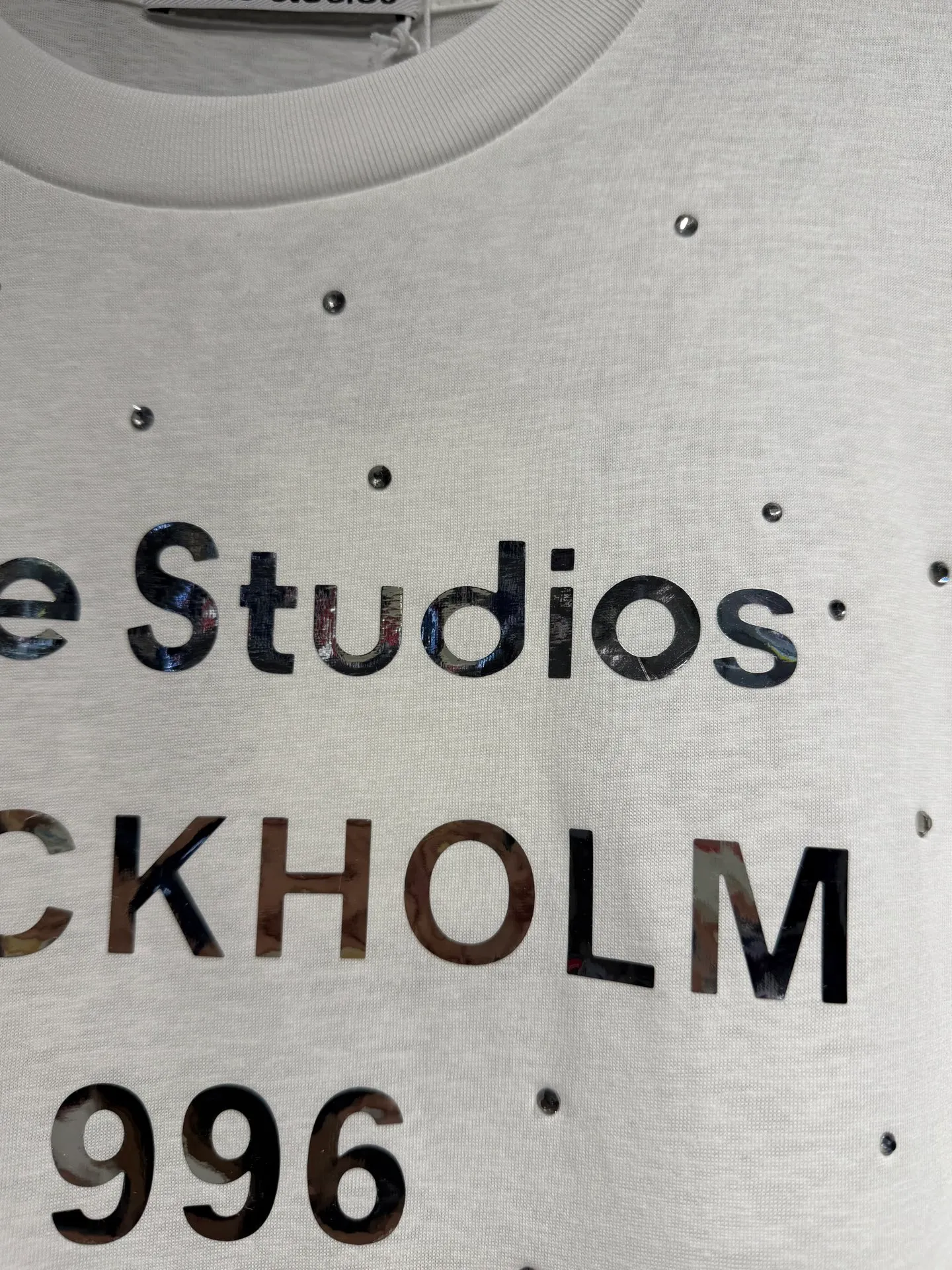 Acne Studios New Arrival North America Limited Laser Silver Series Hot Diamond T-Shirt Acne Studios Highest Version Short Sleeve Series Short Sleeve T-shirt I can't help but love the T os version. It is not picky. The snowflake cotton fabric feels soft and smooth and is not easy to wash. The fabric has been treated so it is stronger than the Quality counter. It can be used as sun protection clothing in summer. The same fabric as the original one is relatively thin. The feel and count are in place. The yellowing effect is cool and the printing effect is also in place. Details are online See comparison 1 color four sizes #short-sleeved t-shirt # #acne Color: White Black Size: S M LXL